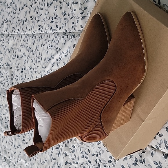 Oasis Society California Shoes - NIB Oasis Society Heeled Booties